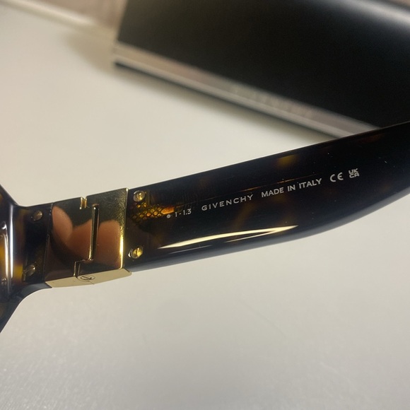 New Unisex Givenchy Sunglasses
GV 40036 U 52W - Picture 8 of 12